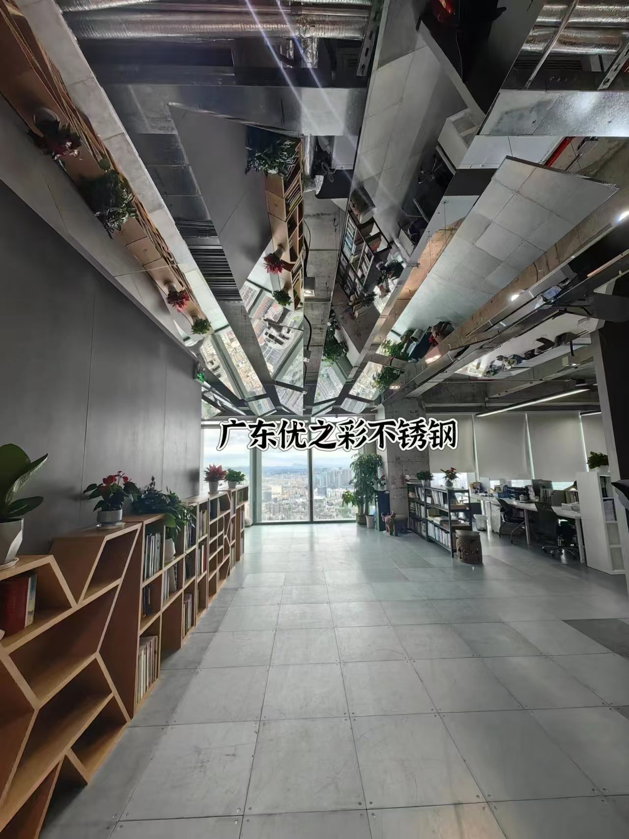 鏡面吊頂+不銹鋼蘋果砂墻板：小空間秒變輕奢大宅的秘訣！