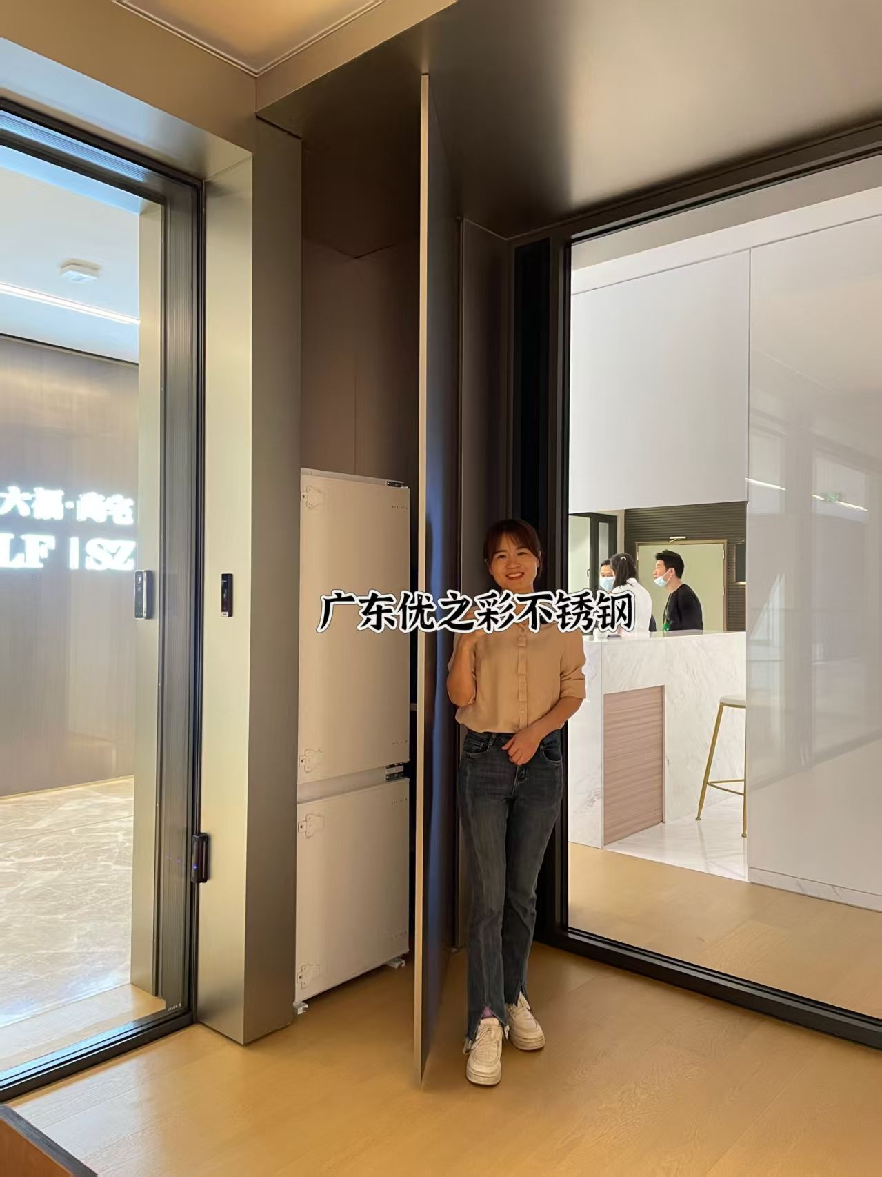 "隱形門+不銹鋼蘋果砂墻板：極簡空間的頂級奢華密碼"